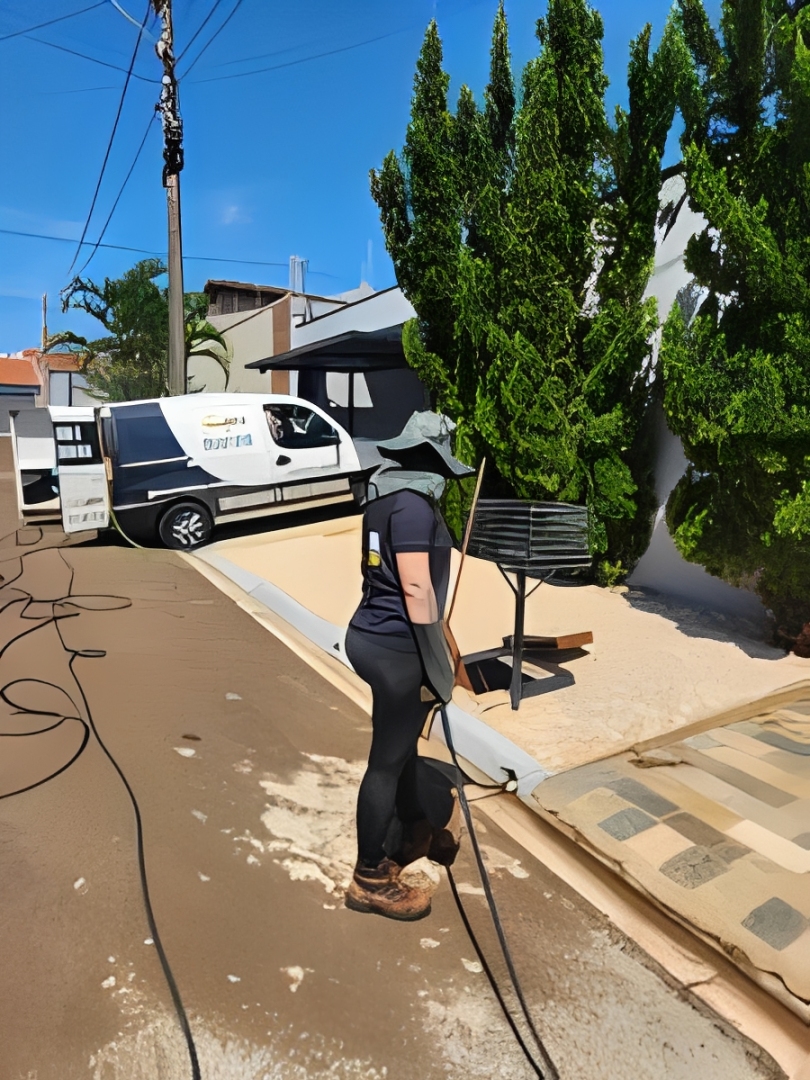 Equipe técnica da Manfrin Desentupidora com van de atendimento emergencial em campo realizando desentupimento